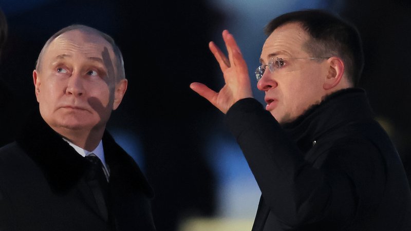 Die beiden Politiker vor dunklem Hintergrund | Bild: Anton Waganow/Picture Alliance Die beiden Politiker vor dunklem Hintergrund