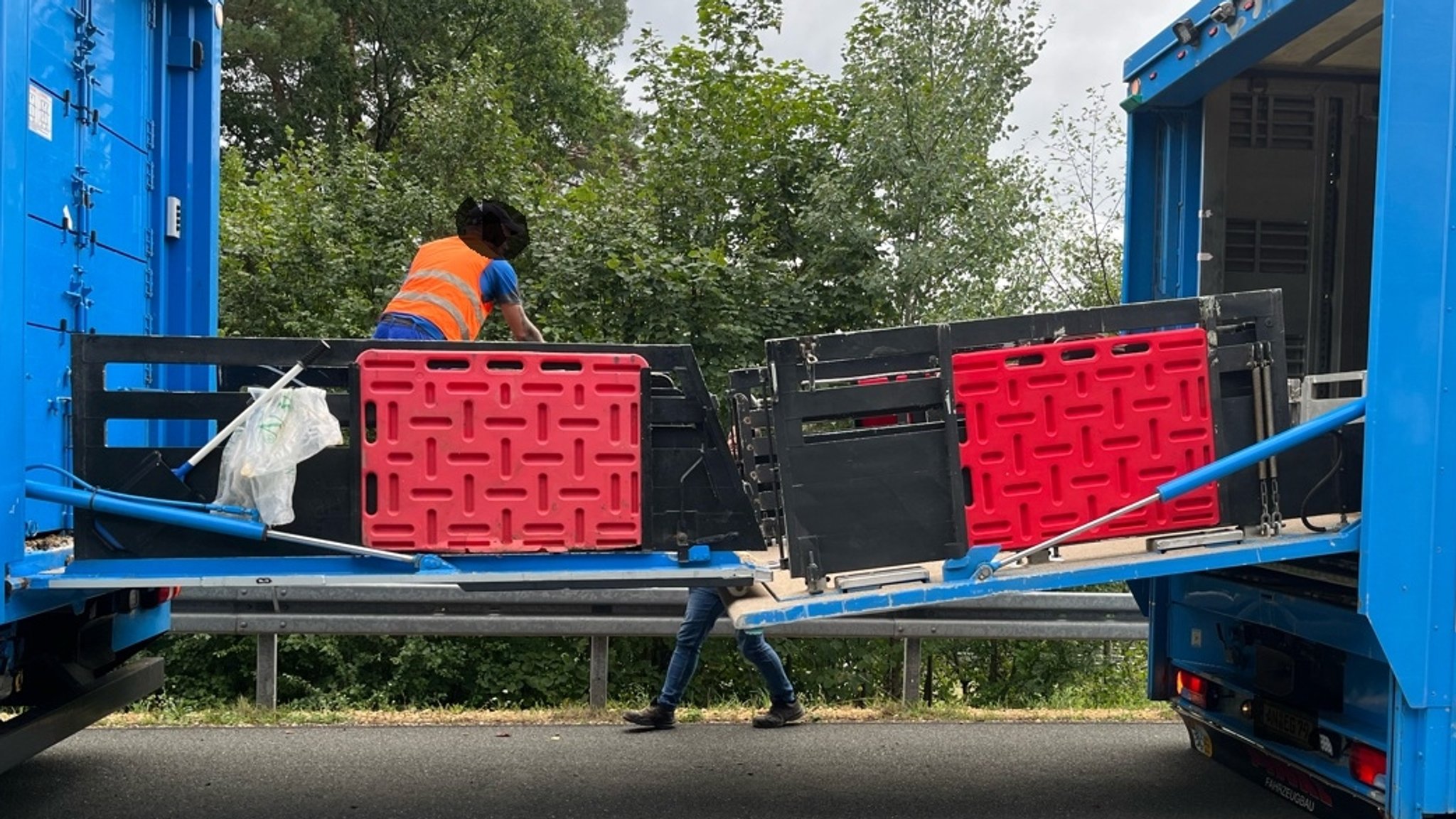 Lkw-Panne: 160 Schweine müssen auf A70 umgeladen werden