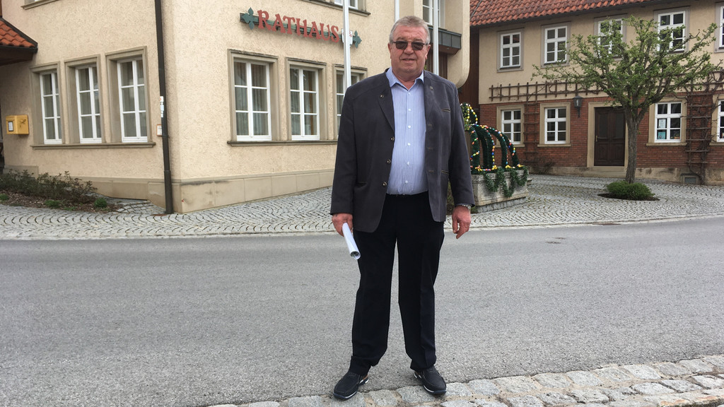Fridolin Link ist Rathaus-Chef in Hausen in der Rhön. Er ist Bayerns dienstältester Bürgermeister