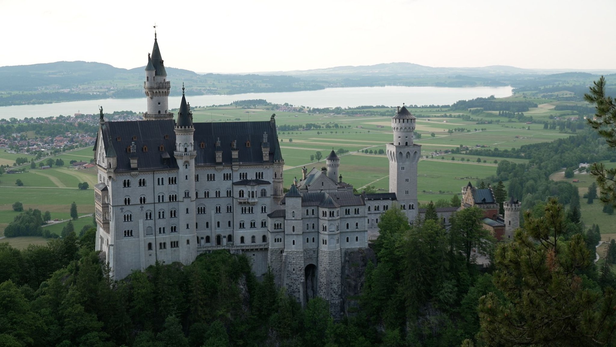 Blick auf das Schloss Neuschwanstein mit dem Forggensee im Hintergrund.