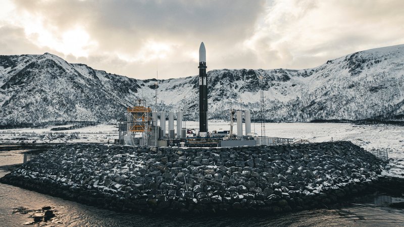 Trägerrakete "Spectrum" von Isar Aerospaceauf einer Startrampe im Andoya Spaceport in Nordmela auf der Insel Andøya in Norwegen | Bild: Simon Fischer/Isar Aerospace, Photo Wingmen Media/AP/dpa Trägerrakete "Spectrum" von Isar Aerospaceauf einer Startrampe im Andoya Spaceport in Nordmela auf der Insel Andøya in Norwegen
