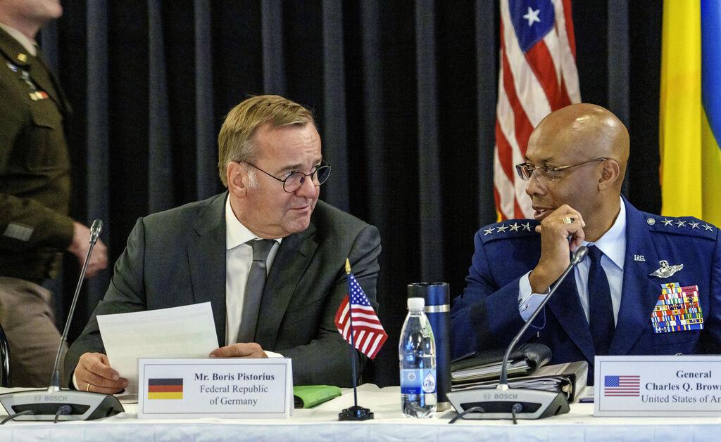 06.09.2024, Rheinland-Pfalz, Ramstein-Miesenbach: Boris Pistorius (SPD, l), Bundesverteidigungsminister, und Charles Q. Brown Jr., Generalstabschef der Streitkräfte der USA, unterhalten sich beim Treffen der Ukraine-Kontaktgruppe auf der US Air Base Ramstein. Voraussichtlich letztmals vor der US-Präsidentenwahl kommen die westlichen Partner der Ukraine zu persönlichen Beratungen im Ramstein-Format zusammen. Es geht um Waffenhilfe für die Ukraine und eine Perspektive für das von Russland angegriffene Land. Foto: Andreas Arnold/dpa +++ dpa-Bildfunk +++