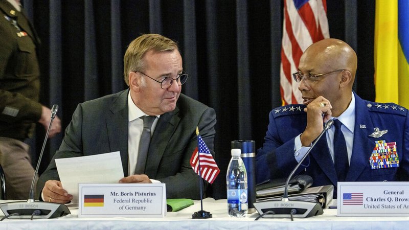 06.09.2024, Rheinland-Pfalz, Ramstein-Miesenbach: Boris Pistorius (SPD, l), Bundesverteidigungsminister, und Charles Q. Brown Jr., Generalstabschef der Streitkräfte der USA, unterhalten sich beim Treffen der Ukraine-Kontaktgruppe auf der US Air Base Ramstein. Voraussichtlich letztmals vor der US-Präsidentenwahl kommen die westlichen Partner der Ukraine zu persönlichen Beratungen im Ramstein-Format zusammen. Es geht um Waffenhilfe für die Ukraine und eine Perspektive für das von Russland angegriffene Land. Foto: Andreas Arnold/dpa +++ dpa-Bildfunk +++ | Bild: dpa-Bildfunk/Andreas Arnold 06.09.2024, Rheinland-Pfalz, Ramstein-Miesenbach: Boris Pistorius (SPD, l), Bundesverteidigungsminister, und Charles Q. Brown Jr., Generalstabschef der Streitkräfte der USA, unterhalten sich beim Treffen der Ukraine-Kontaktgruppe auf der US Air Base Ramstein. Voraussichtlich letztmals vor der US-Präsidentenwahl kommen die westlichen Partner der Ukraine zu persönlichen Beratungen im Ramstein-Format zusammen. Es geht um Waffenhilfe für die Ukraine und eine Perspektive für das von Russland angegriffene Land. Foto: Andreas Arnold/dpa +++ dpa-Bildfunk +++