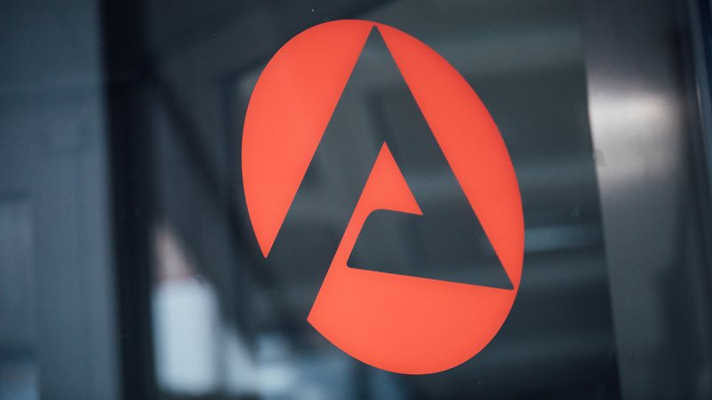 Das Zeichen der Bundesagentur für Arbeit ist auf einer Glasscheibe abgebildet. | Bild: BR/Johanna Schlüter Das Zeichen der Bundesagentur für Arbeit ist auf einer Glasscheibe abgebildet.