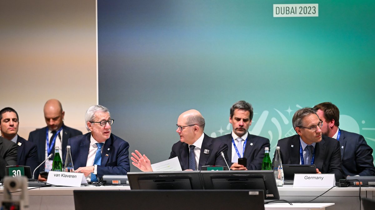 Bundeskanzler Olaf Scholz (Mitte r, SPD) und Alberto van Klaveren Stork (Mitte, l), Außenminister von Chile, während der Weltklimakonferenz.