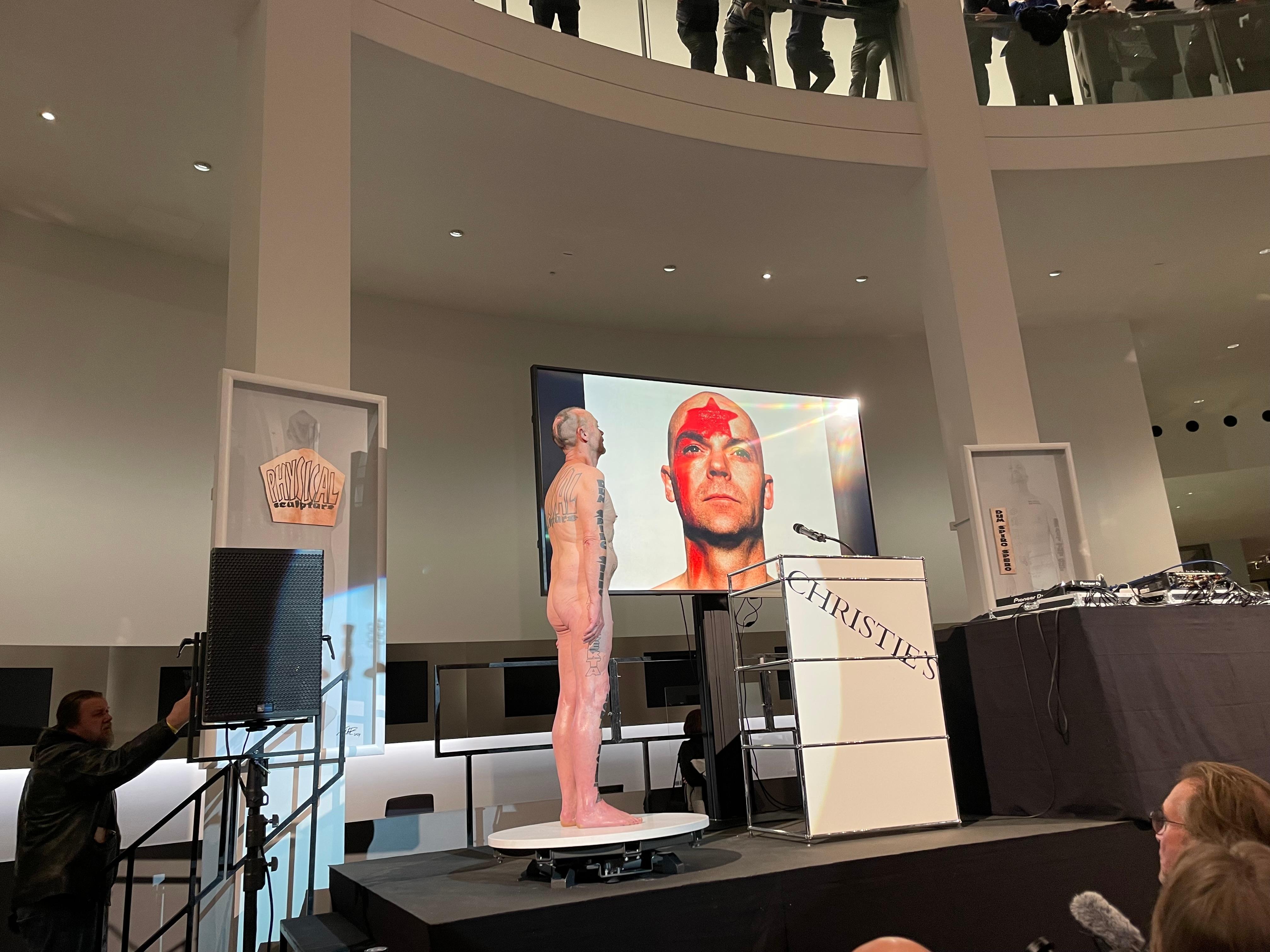 Nackter Mann mit Tatoos auf Drehscheibe