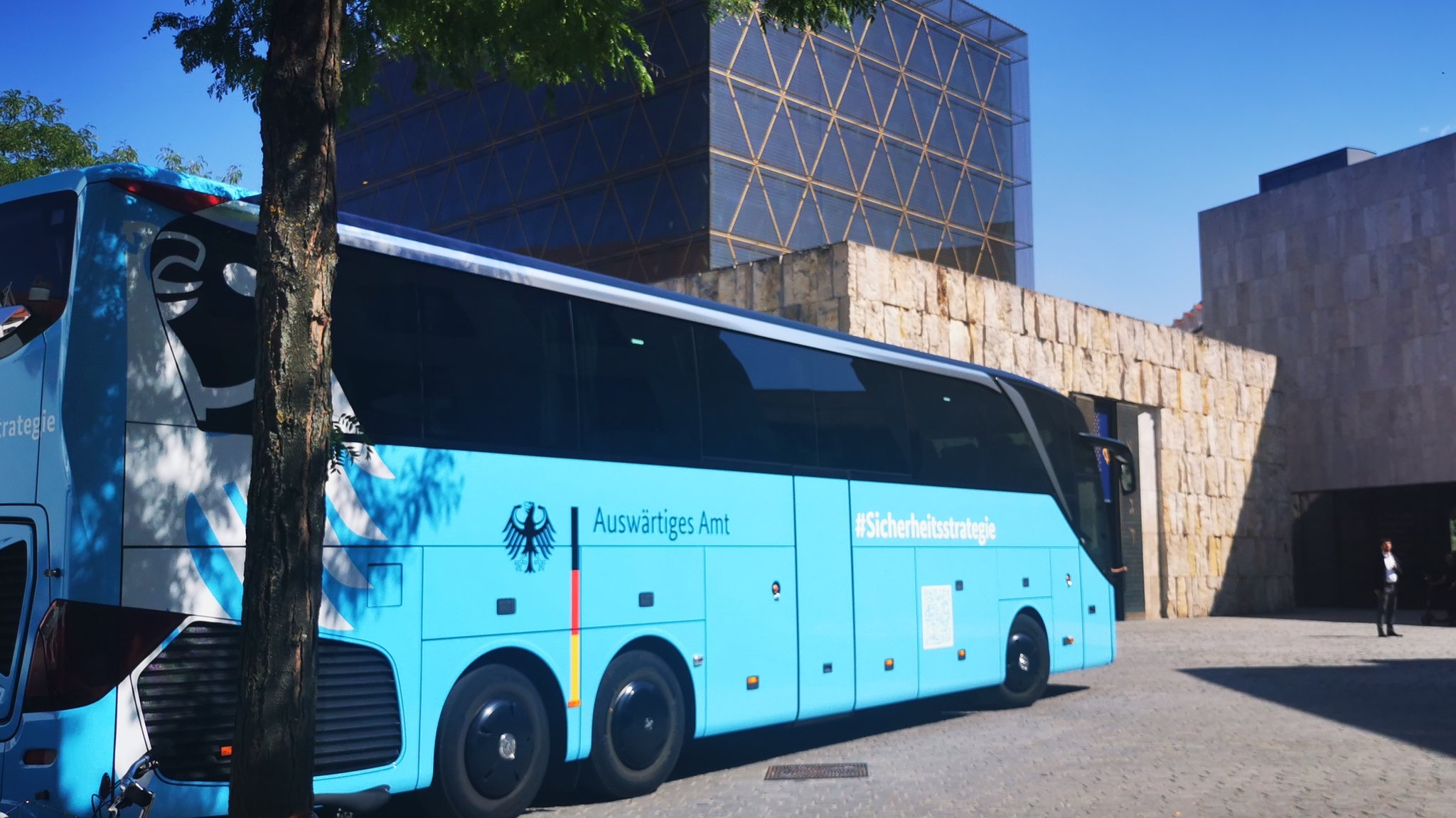 Außenministerin Annalena Baerbock tourt mit diesem Bus derzeit durch Deutschland. 