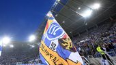 Eine Fahne des KSC weht in einem Stadion.  | Bild:dpa-Bildfunk/Uli Deck