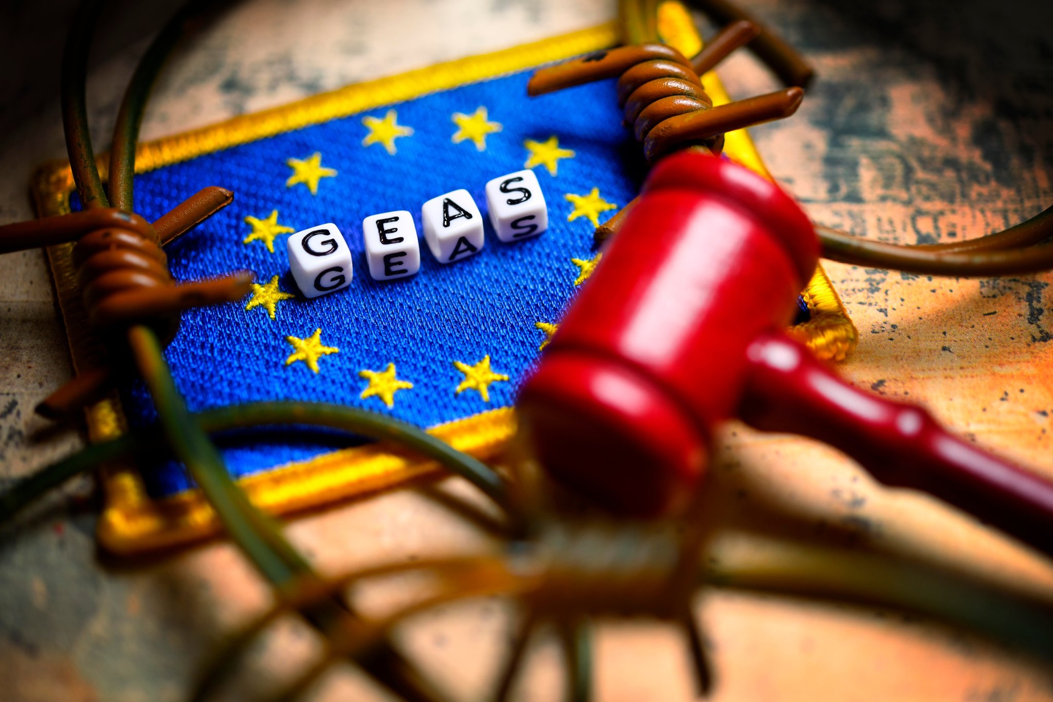 Schriftzug GEAS auf EU-Fahne mit Stacheldraht und Richterhammer (Symbolbild zur europäischen Asylreform) | Bild: picture alliance / CHROMORANGE / Christian Ohde Schriftzug GEAS auf EU-Fahne mit Stacheldraht und Richterhammer (Symbolbild zur europäischen Asylreform)