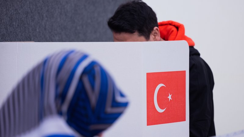 Ein Wähler (hinten) gibt im Türkischen Generalkonsulat seine Stimme für die Parlaments- und Präsidentenwahl in der Türkei ab. 