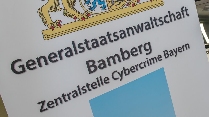 Die Zentralstelle Cybercrime Bayern bei der der Generalstaatsanwaltschaft Bamberg ermittelt in Fällen illegalen Cybertradings | Bild: picture alliance/dpa | Stefan Puchner Die Zentralstelle Cybercrime Bayern bei der der Generalstaatsanwaltschaft Bamberg ermittelt in Fällen illegalen Cybertradings