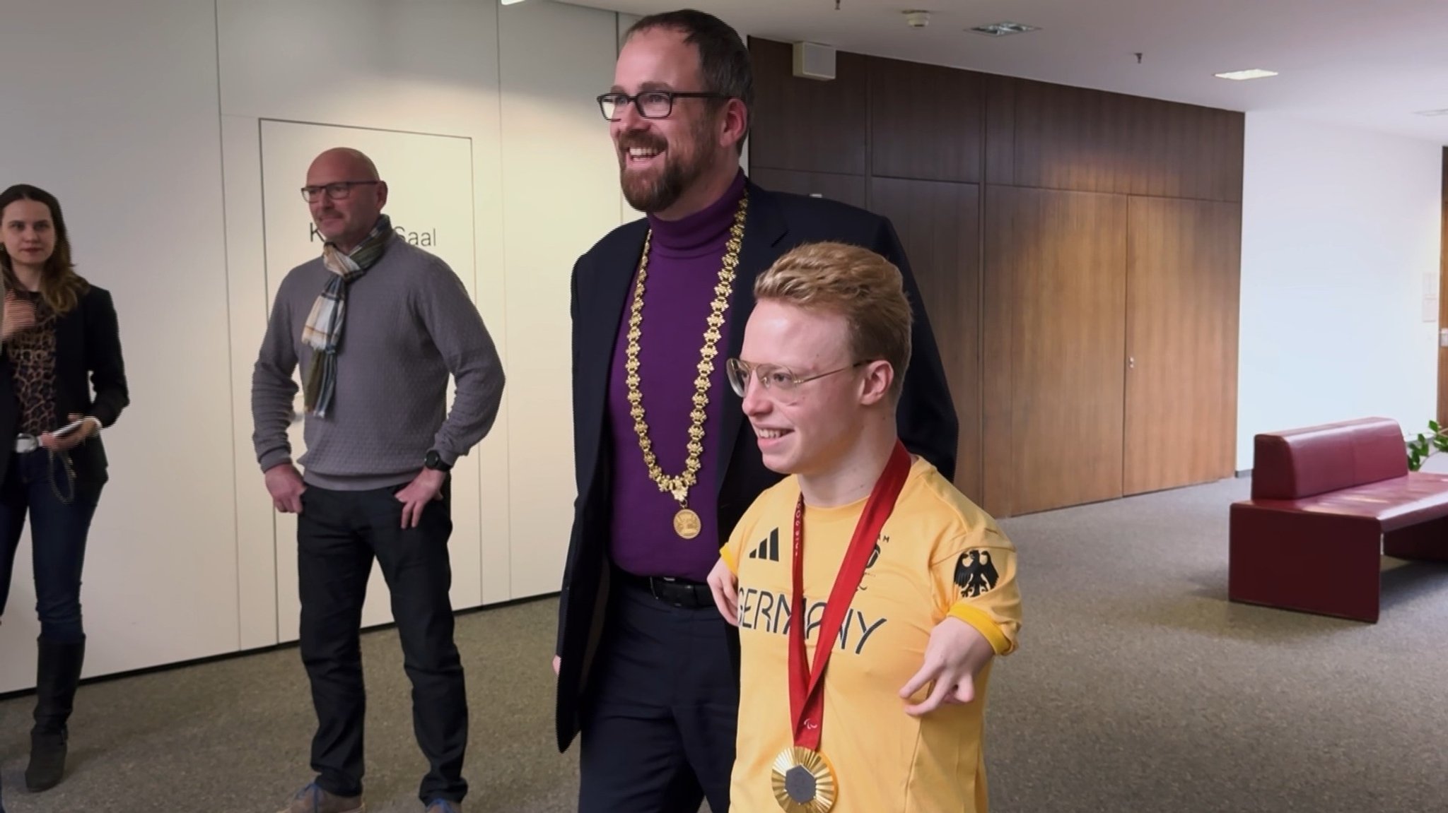 Para-Schwimmer Josia Topf und Oberbürgermeister Florian Janik beim Eintrag ins Goldene Buch der Stadt Erlangen.