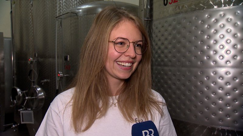 Die ehemalige Weinkönigin Eva Brockmann im Gespräch. | Bild: BR Die ehemalige Weinkönigin Eva Brockmann im Gespräch.