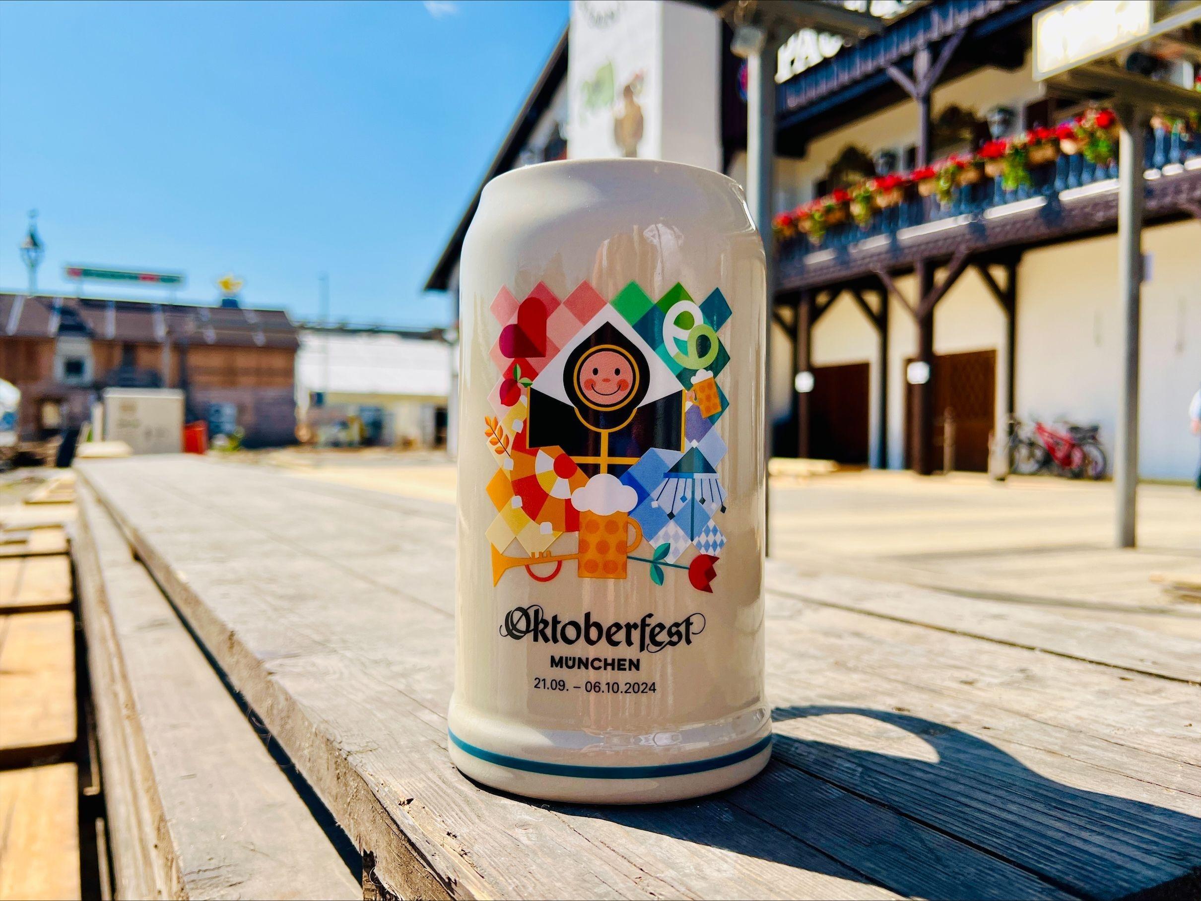 Auf dem offiziellen Wiesn-Maßkrug, der heute vorgestellt wurde, ist ein lachendes Münchner Kindl mit freudig ausgebreiteten Armen zu sehen.