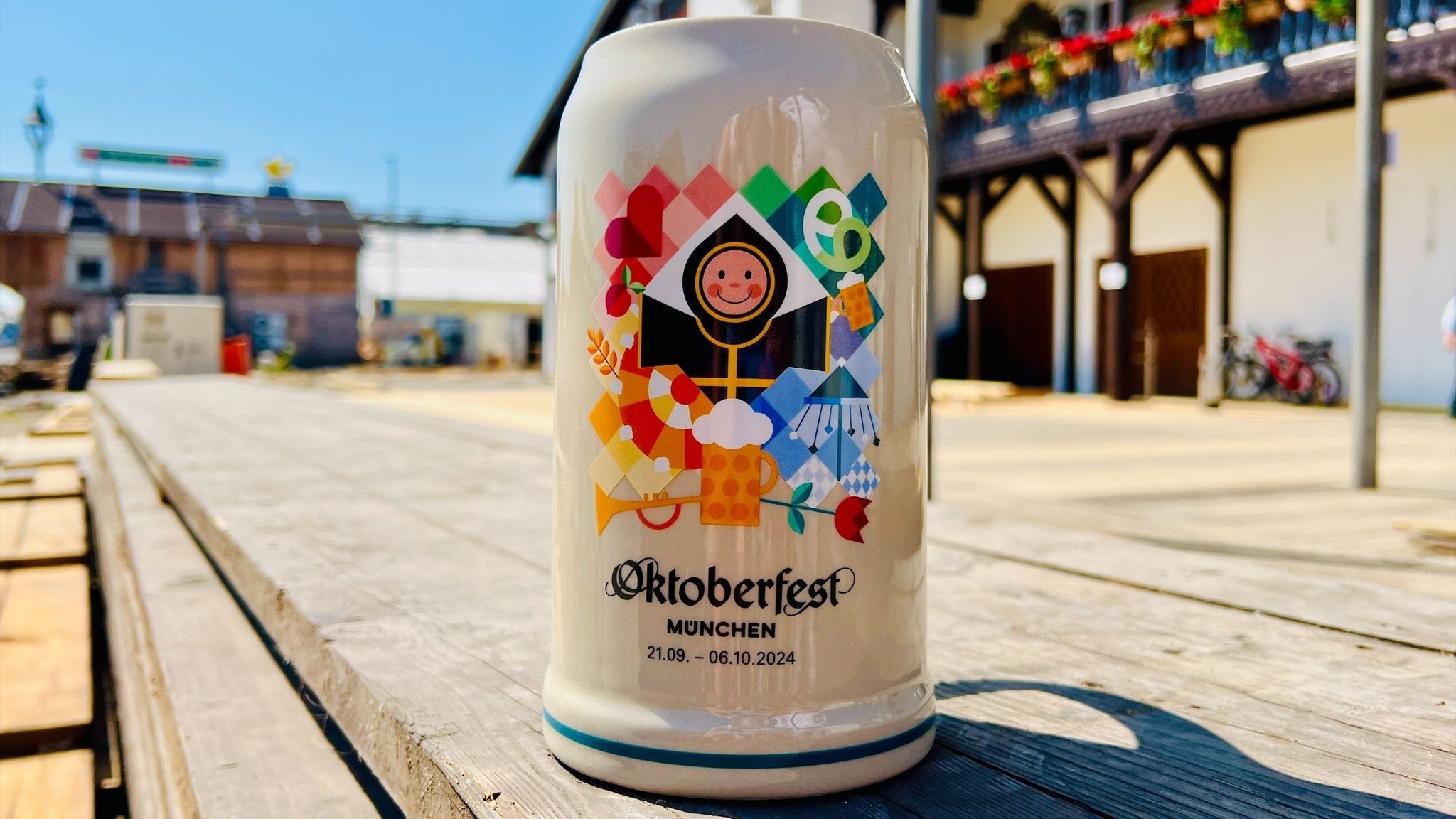 Auf dem offiziellen Wiesn-Maßkrug, der heute vorgestellt wurde, ist ein lachendes Münchner Kindl mit freudig ausgebreiteten Armen zu sehen.