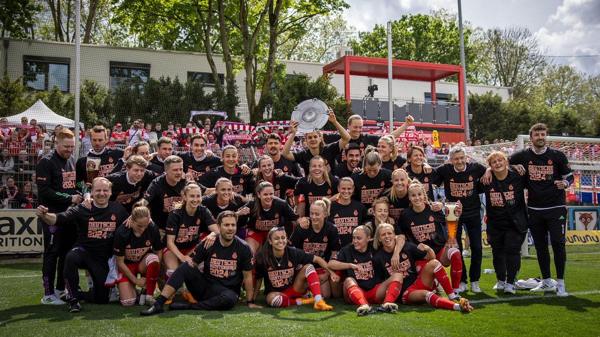 Die FC-Bayern-Frauen feiern die Titelverteidigung nach dem 2:1-Sieg bei Bayer Leverkusen