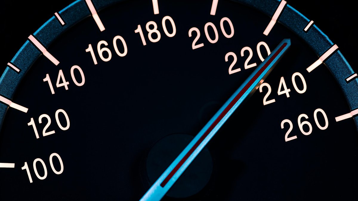Ein Tachometer zeigt mehr als 220 Stundenkilometer an (Symbolbild)