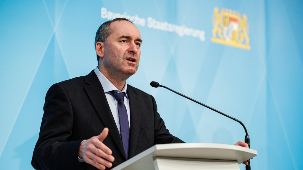 Hubert Aiwanger, Wirtschaftsminister und Landesvorsitzender der Freien Wähler in Bayern, spricht auf der Pressekonferenz nach einer Sitzung des bayerischen Kabinetts.