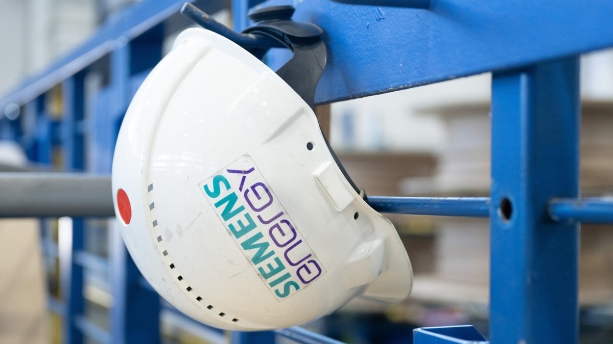 Ein Schutzhelm mit der Aufschrift «Siemens Energy» hängt in einer Werkhalle im Transformatorenwerk Siemens Energy.