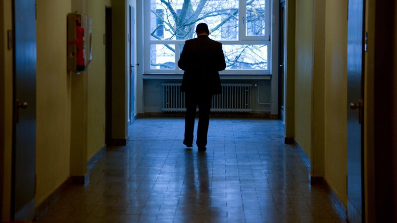 Ein Lehrer geht über den Flur in einem Schulhaus. | Bild: picture alliance / dpa | Peter Steffen Ein Lehrer geht über den Flur in einem Schulhaus.