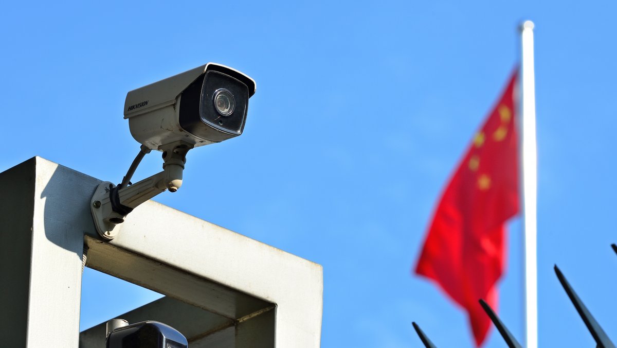 Symbolbild: Kamera am Zaun des Chinesischen Generalkonsulats in Frankfurt am Main