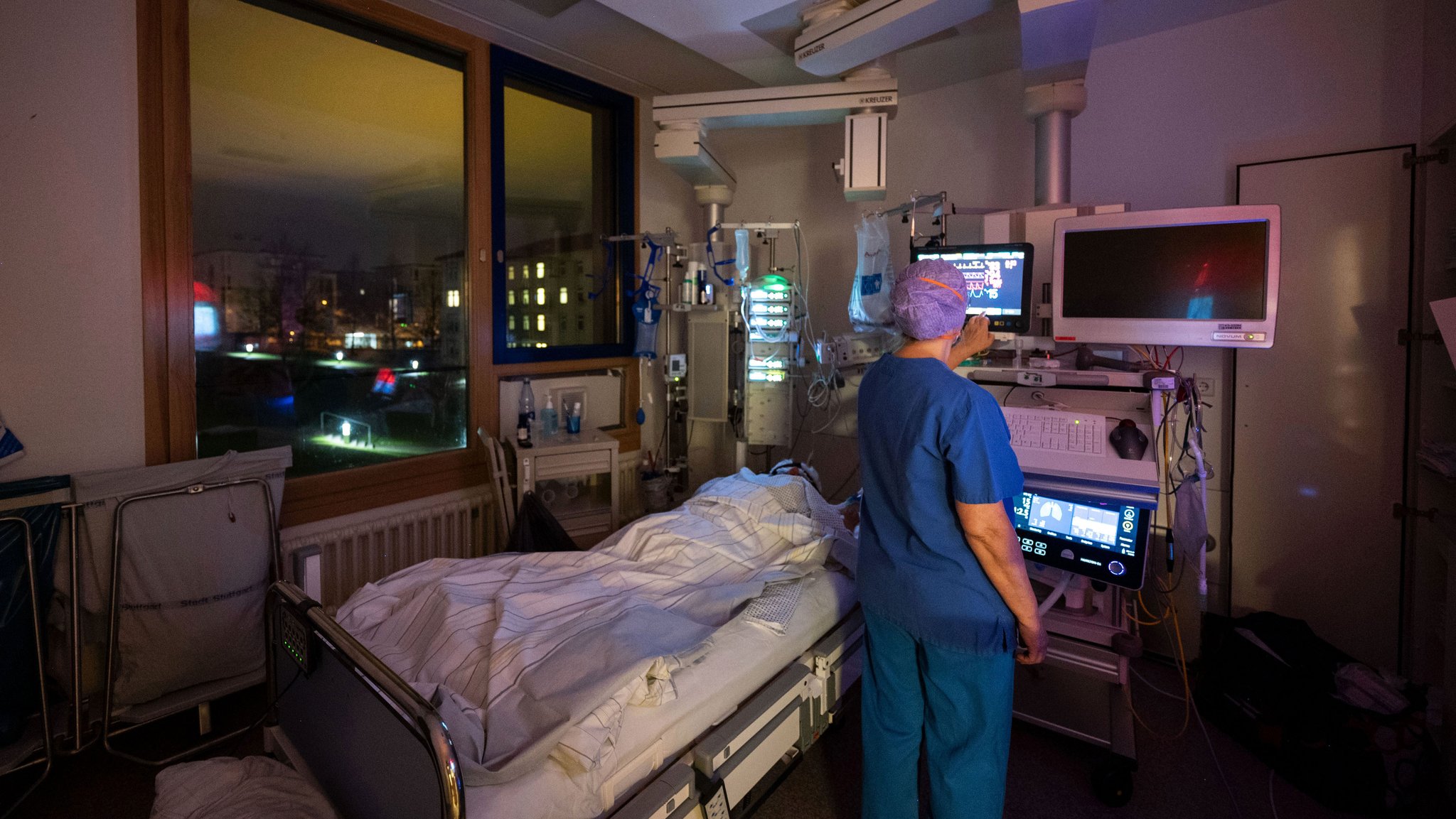 Eine Krankenpflegerin versorgt auf einer Intensivstation einen Covid-19-Patienten. (Symbolfoto)