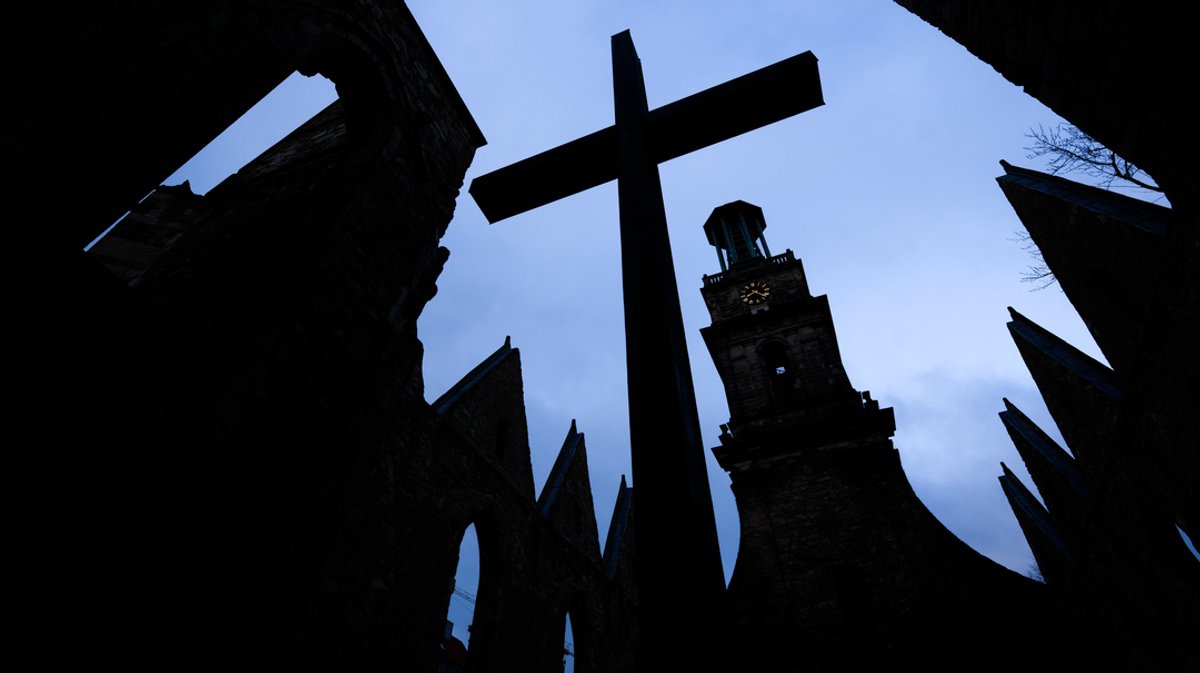 Ein Kreuz steht in einer Kirche der evangelisch-lutherischen Marktkirchengemeinde.