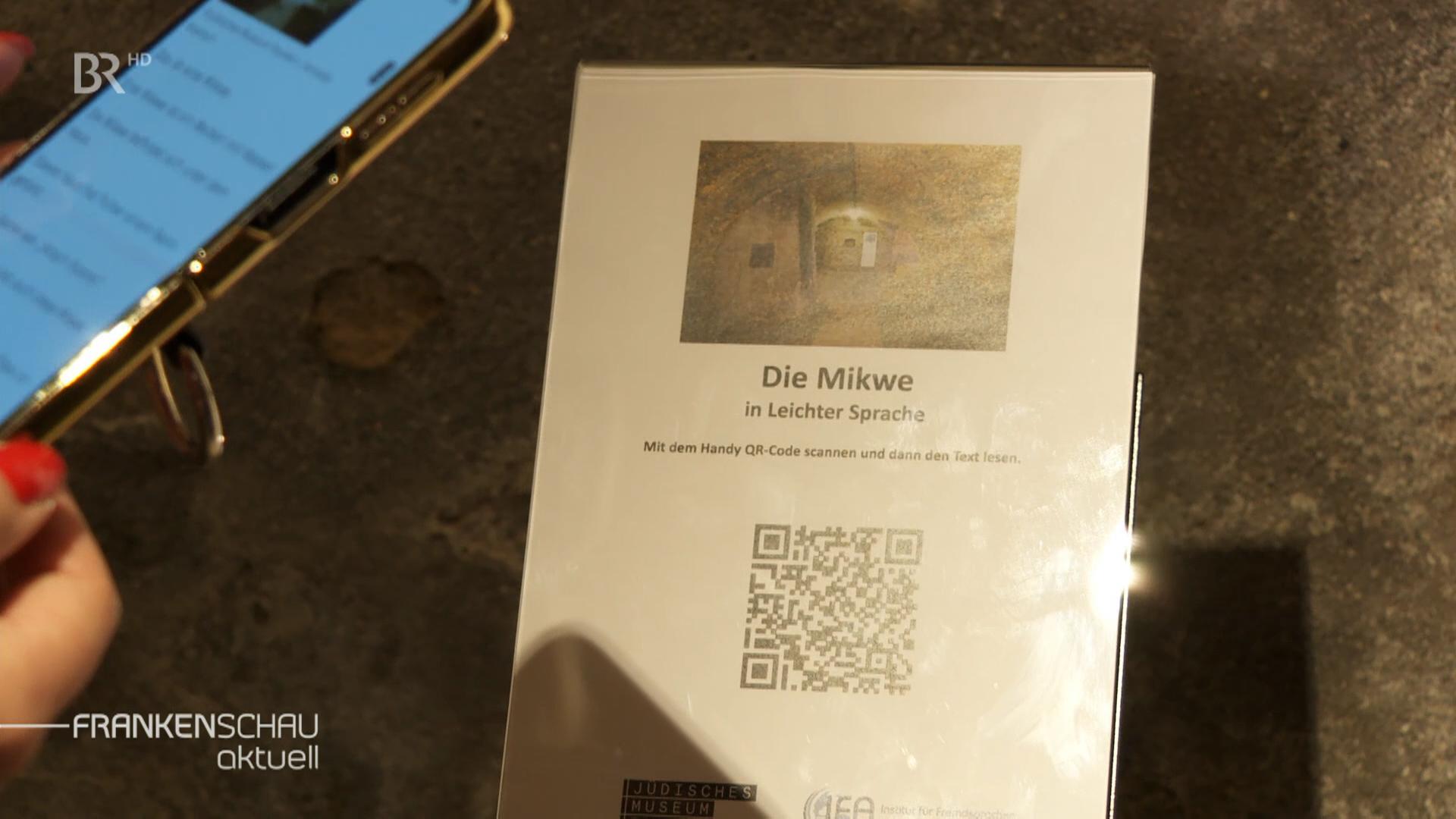 Ein QR-Code für "Die Mikwe in Leichter Sprache" auf einem Plakat.