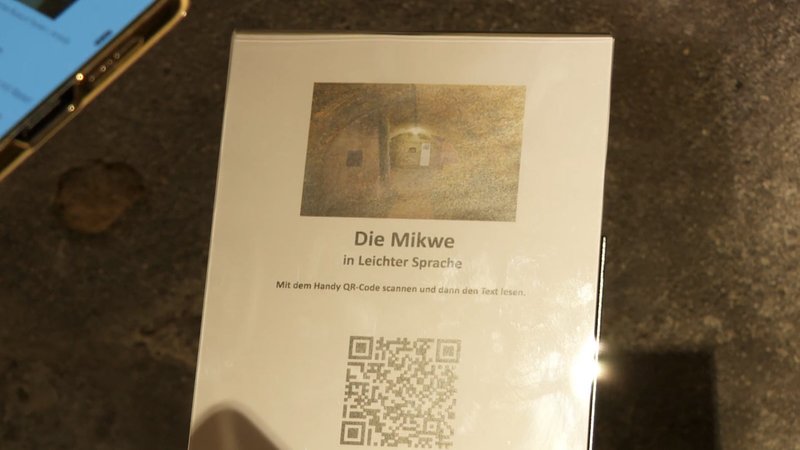 Ein QR-Code für "Die Mikwe in Leichter Sprache" auf einem Plakat.