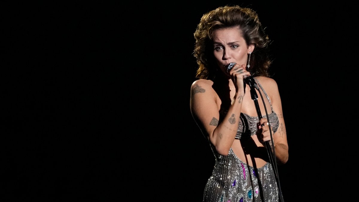 Miley Cyrus performt ihren Song "Flowers" bei der Grammy Verleihung 2024