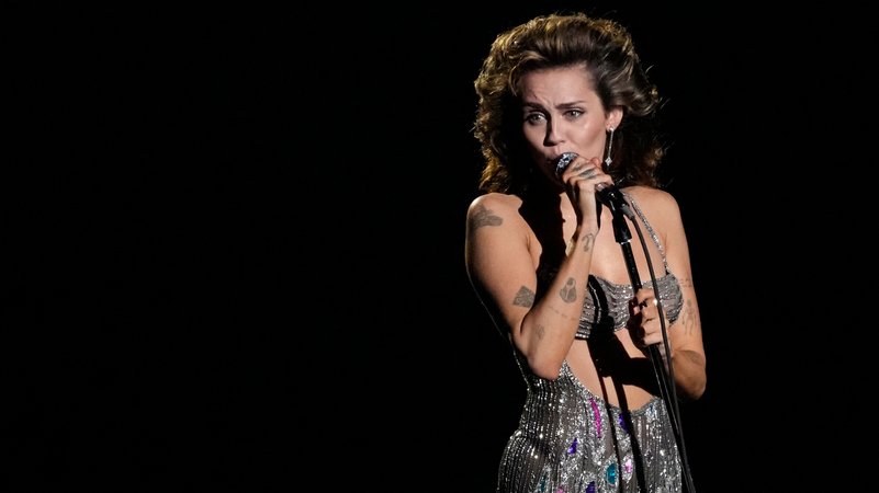 Miley Cyrus performt ihren Song "Flowers" bei der Grammy Verleihung 2024 | Bild: picture alliance / Chris Pizzello/Invision/AP | Chris Pizzello Miley Cyrus performt ihren Song "Flowers" bei der Grammy Verleihung 2024