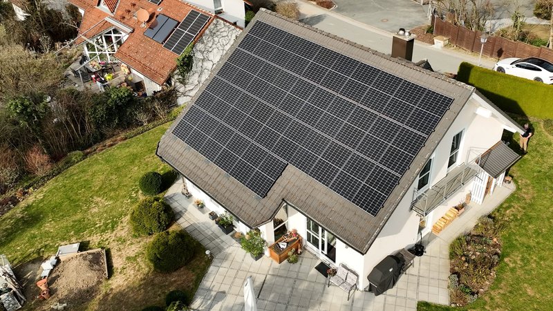 Haus mit Photovoltaik-Anlage | Bild: BR/ Michael Böhm Haus mit Photovoltaik-Anlage