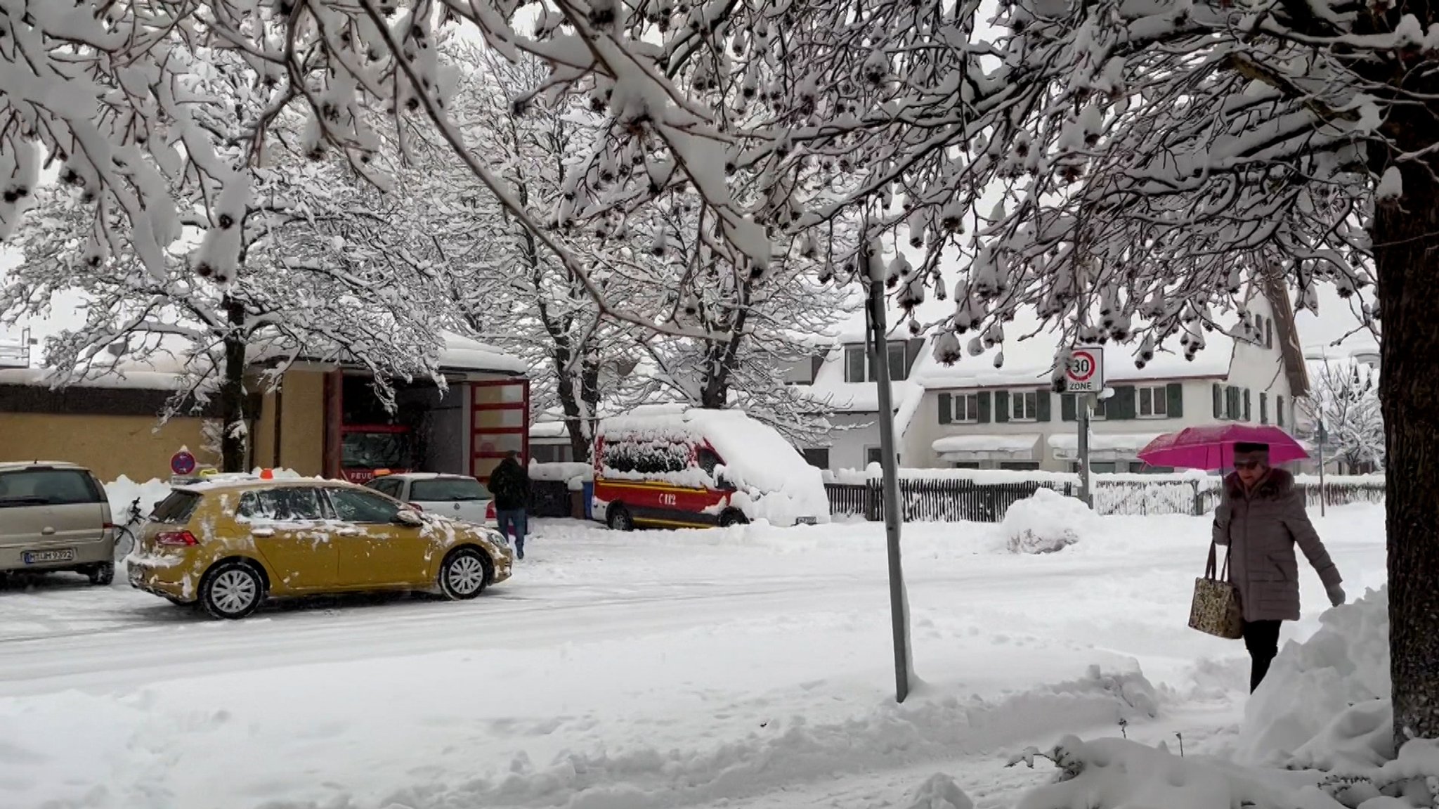 Schneebedeckte Straße in einer Stadt.