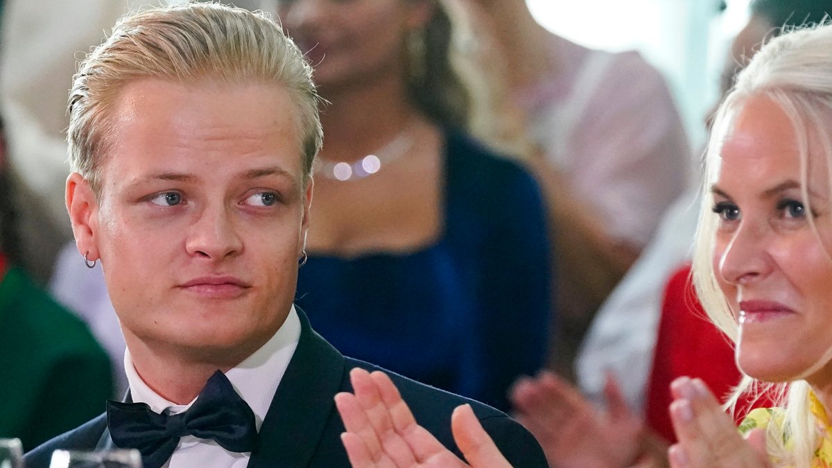 Kurz vor dem Beginn seines Prozesses ist der Sohn der norwegischen Kronprinzessin Mette-Marit, Marius Borg Høiby, festgenommen worden. 