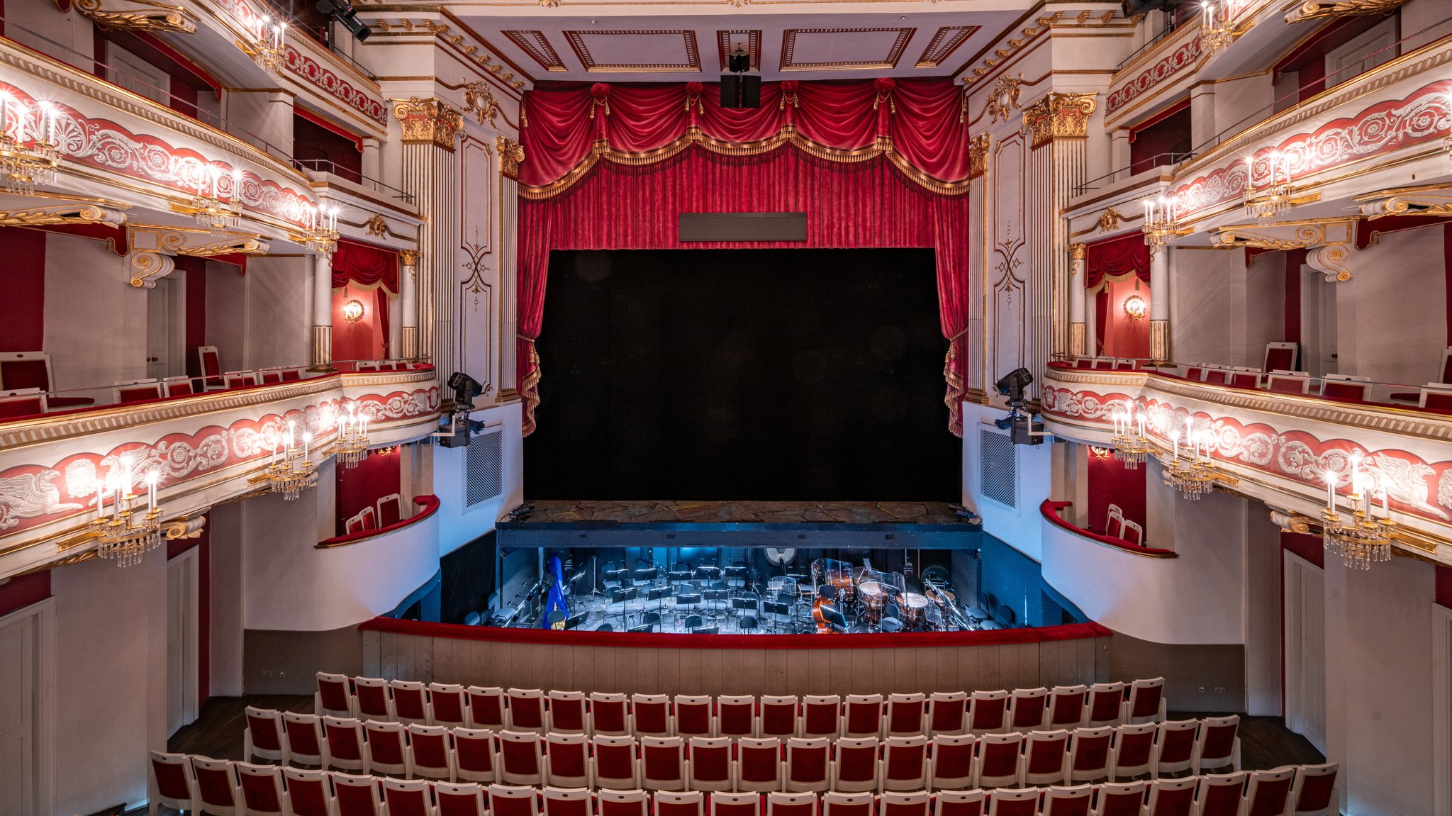 Der Zuschauerraum und die Bühne im Theater Regensburg. | Bild: picture alliance/dpa | Armin Weigel Der Zuschauerraum und die Bühne im Theater Regensburg.