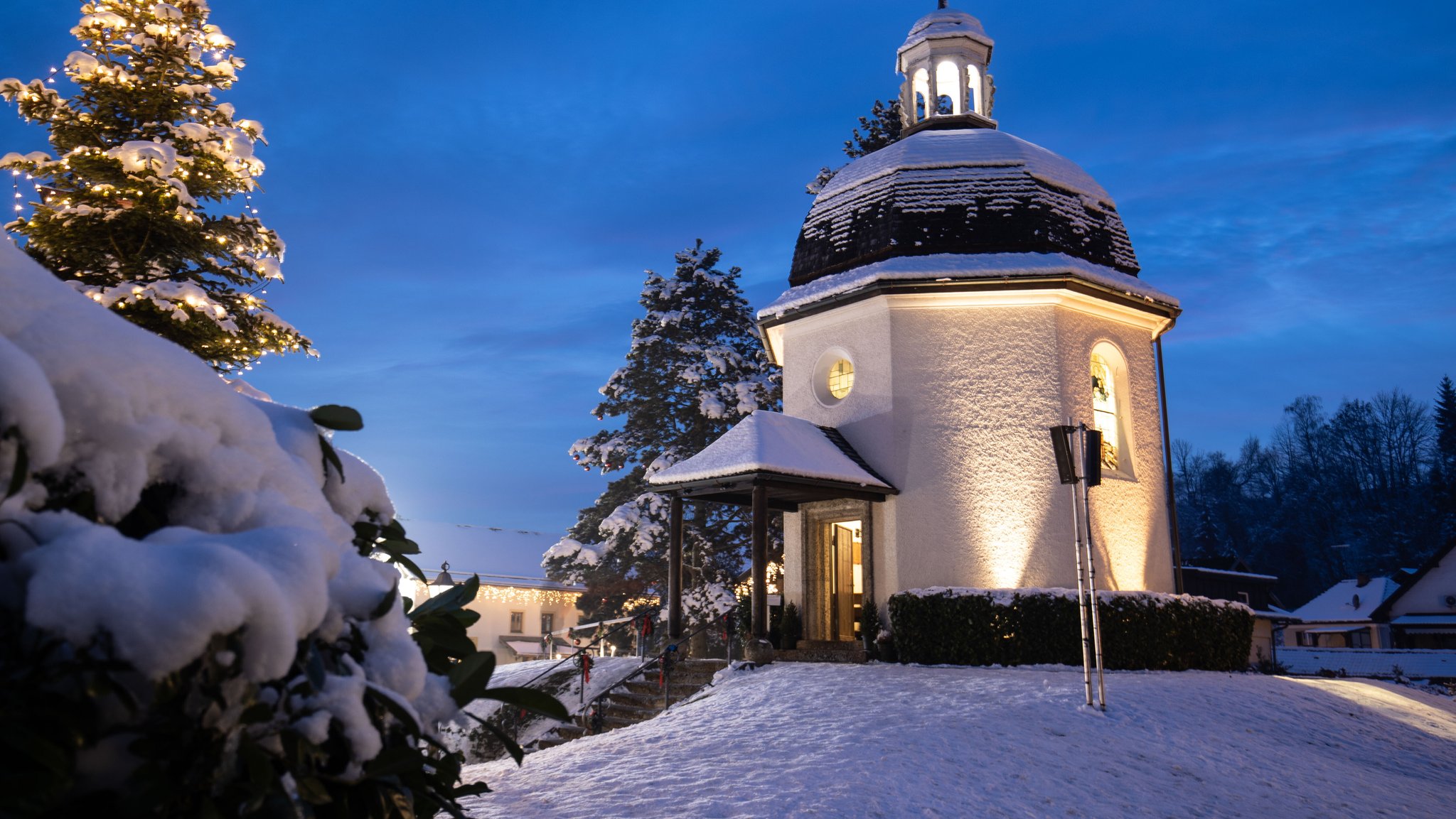 Die Stille Nacht-Kapelle in Oberndorf bei Salzburg in einer Aufnahme von 2022. | Bild: picture alliance / Franz Neumayr Die Stille Nacht-Kapelle in Oberndorf bei Salzburg in einer Aufnahme von 2022.