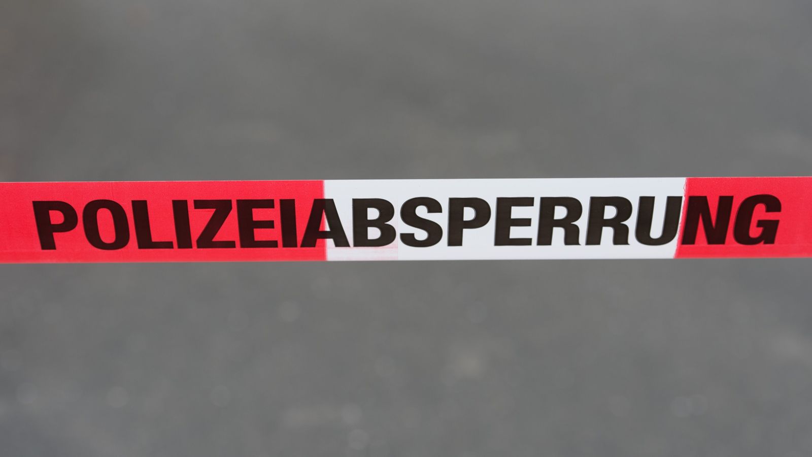Symbolbild von einem Absperrband der Polizei | Bild: pa/Sebastian Kahnert/dpa Symbolbild von einem Absperrband der Polizei