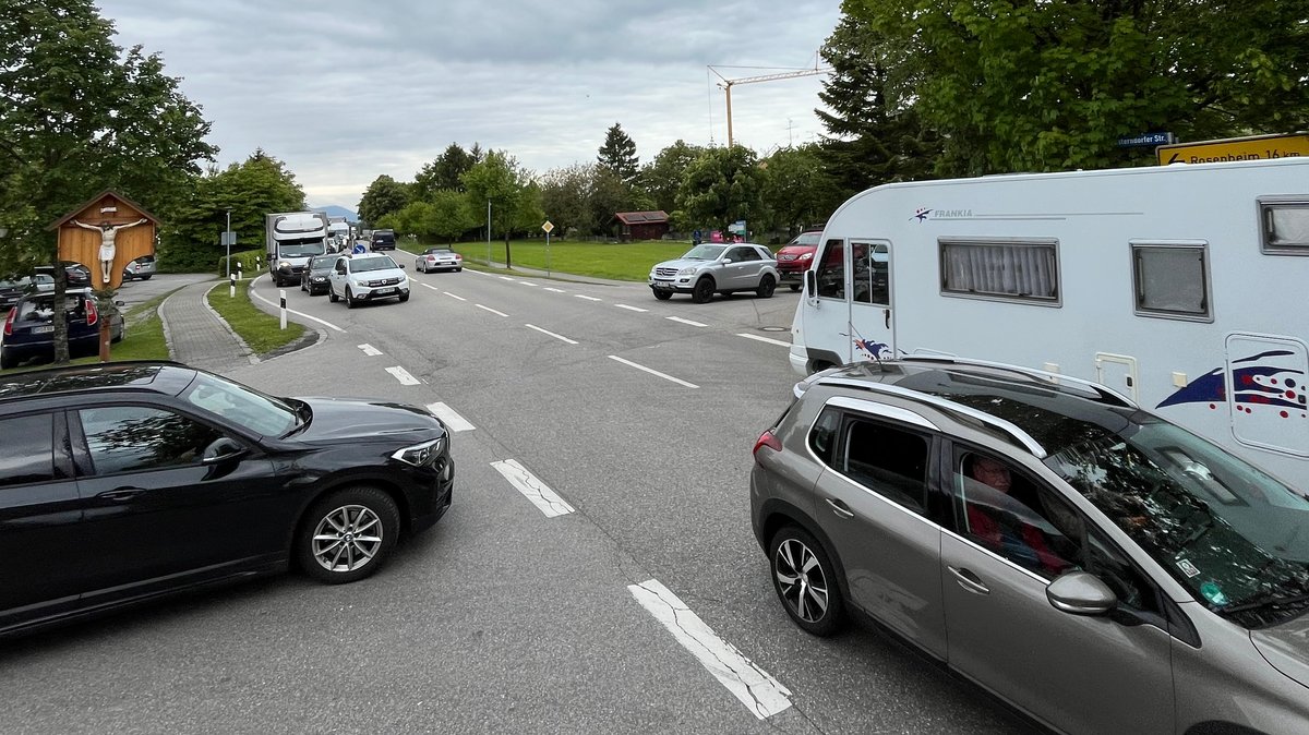 Stehender Verkehr an Straßenkreuzung in Frasdorf