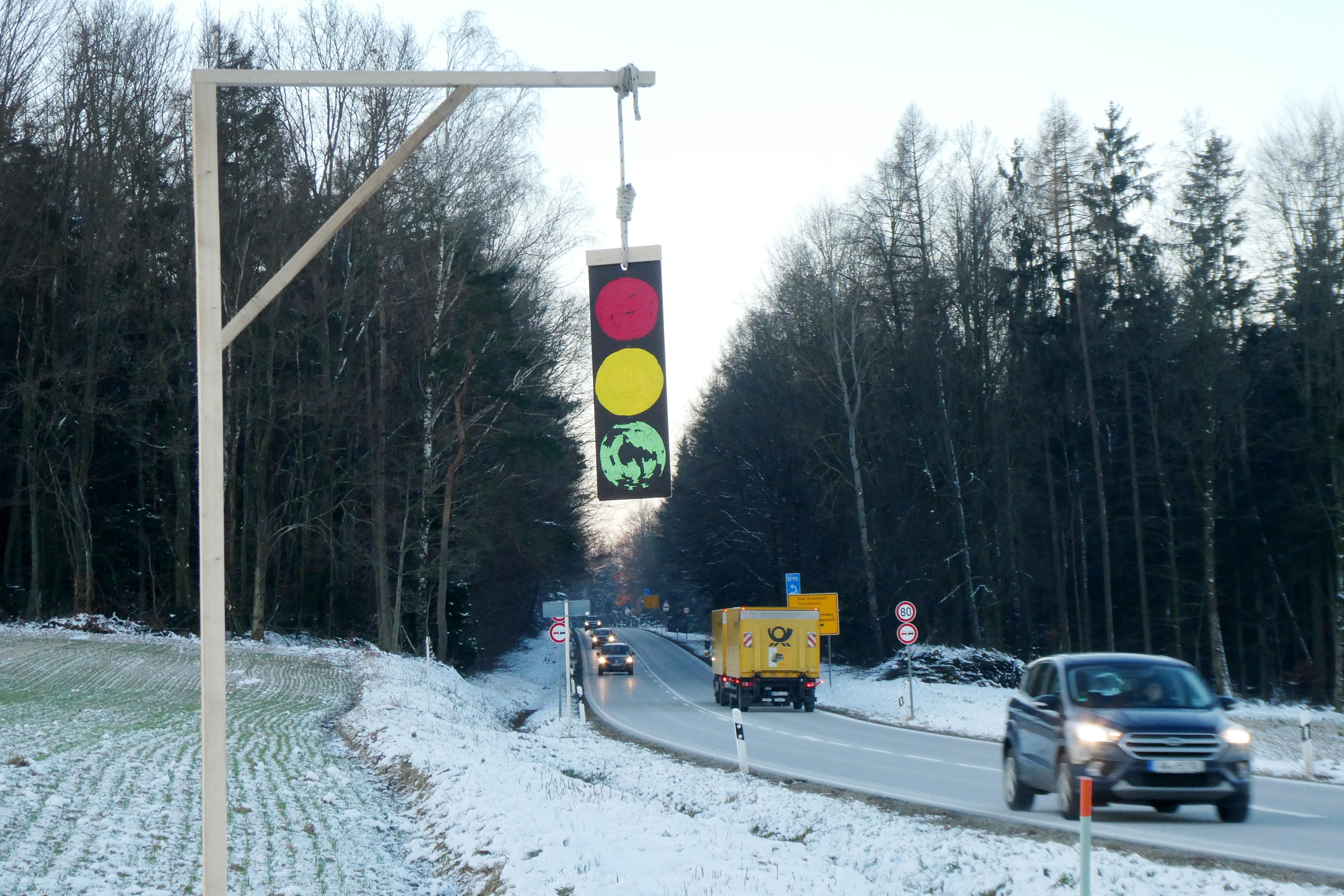 Holzgalgen mit gebastelter Ampel