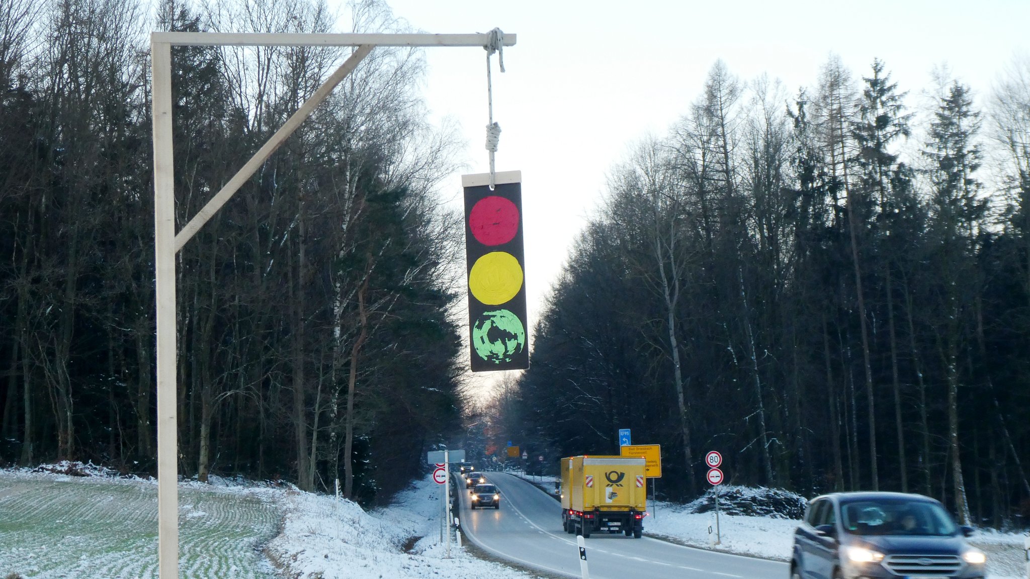 Holzgalgen mit gebastelter Ampel