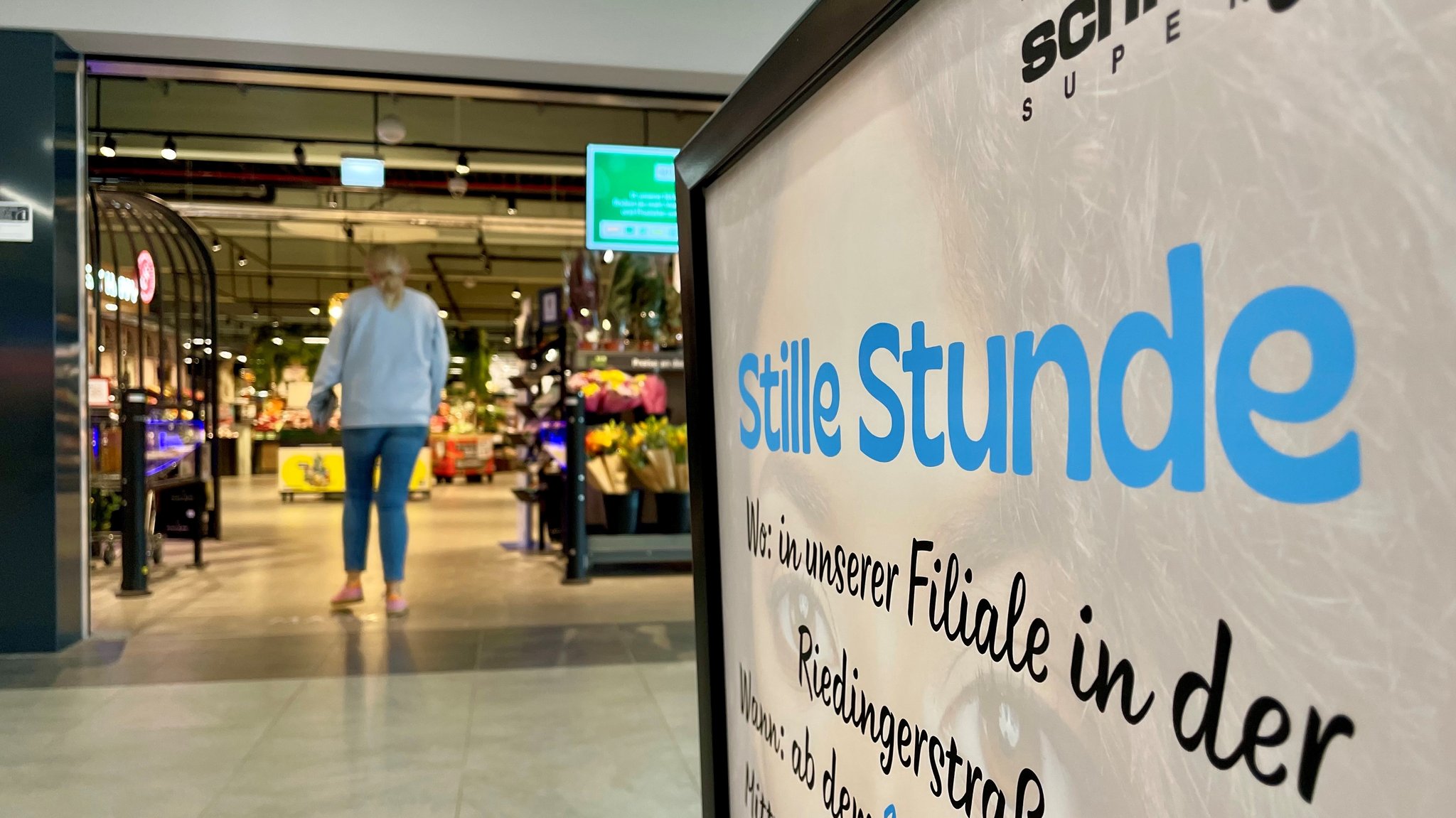"Stille Stunde" steht auf einem Banner, der vor dem Eingang eines Supermarkts in Bayreuth steht. | Bild: BR/Lasse Berger "Stille Stunde" steht auf einem Banner, der vor dem Eingang eines Supermarkts in Bayreuth steht.