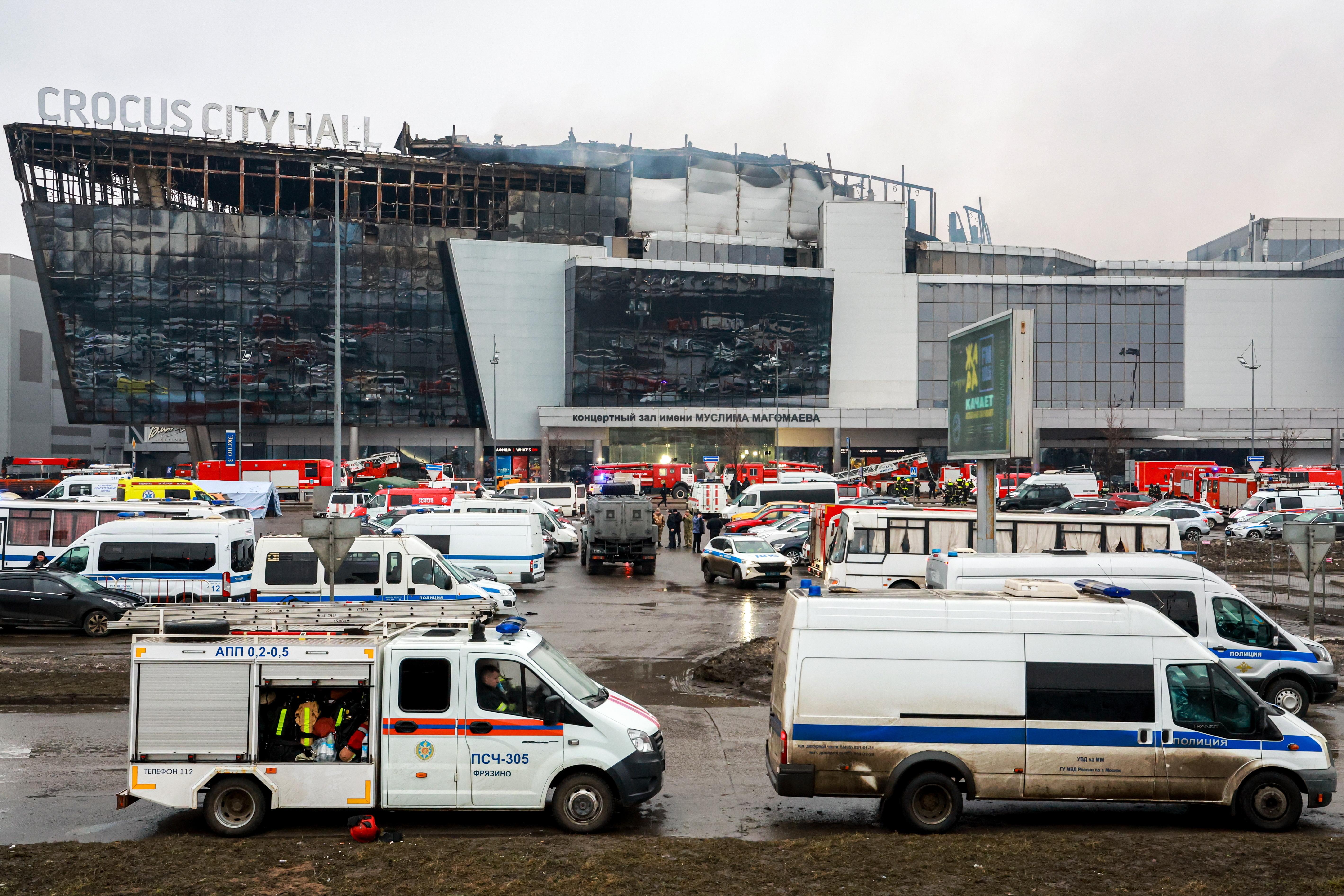 Einsatzfahrzeuge vor ausgebrannter Fassade