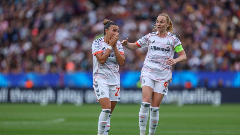 Trauer und Frust bei den FC Bayern Frauen | Bild: picture-alliance/dpa Trauer und Frust bei den FC Bayern Frauen