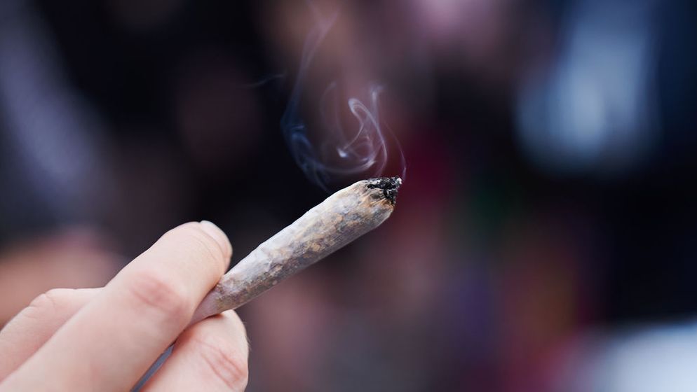 Die Deutsche Bahn will den Konsum von Cannabis an den Bahnhöfen stark einschränken (Symbolbild) | Bild:dpa-Bildfunk/Annette Riedl