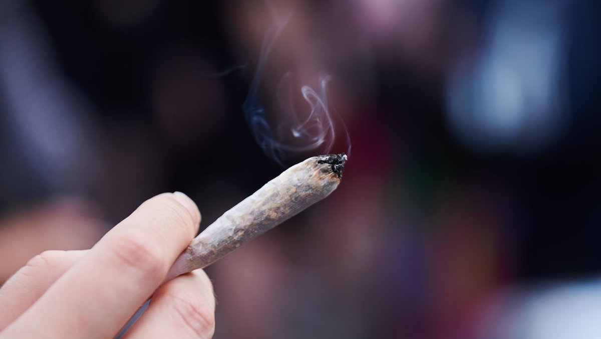 Die Deutsche Bahn will den Konsum von Cannabis an den Bahnhöfen stark einschränken (Symbolbild)