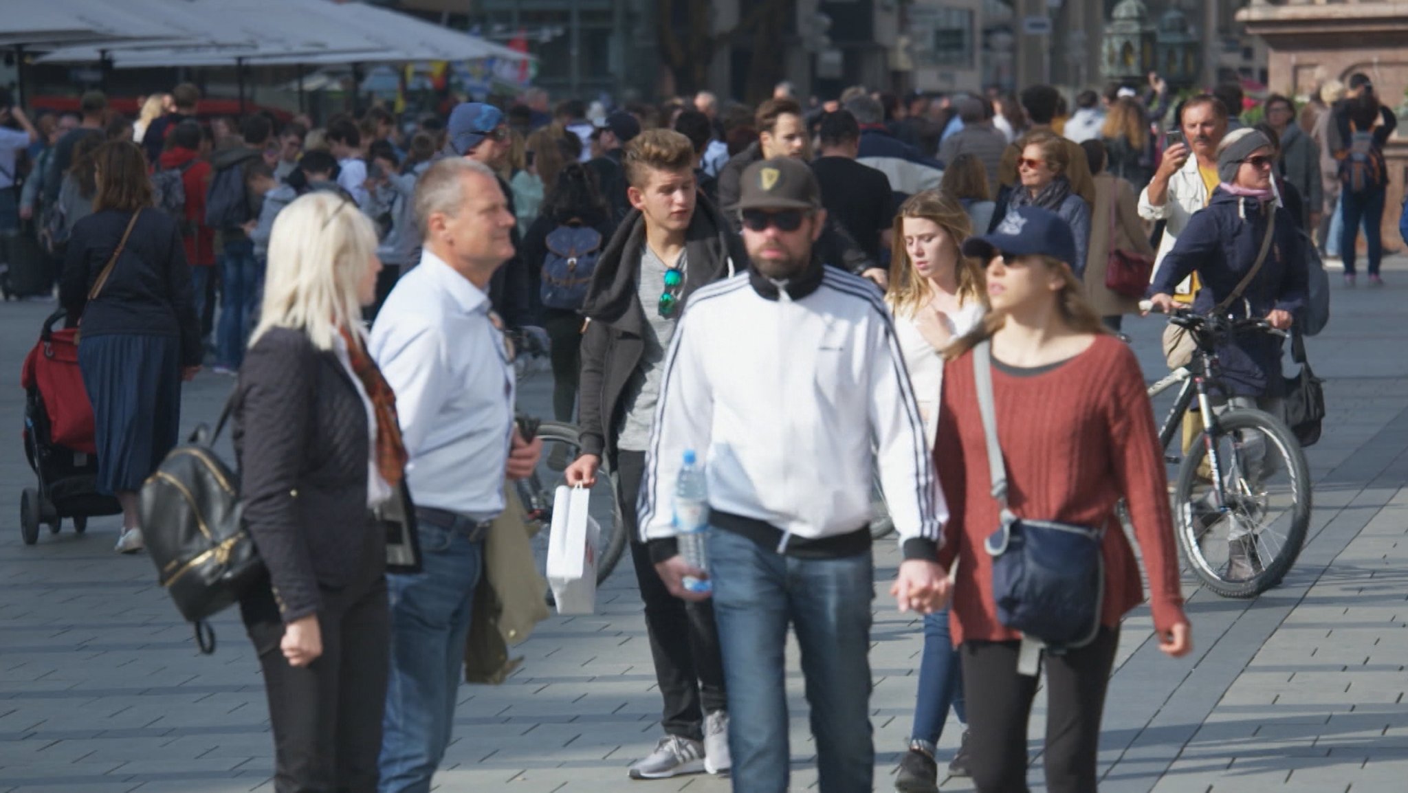 Menschen in einer Fußgängerzone