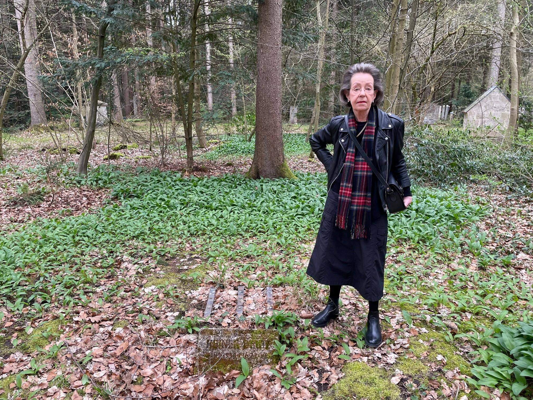 Cornelia Schwartz steht auf dem Münchner Waldfriedhof an der Stelle, wo das bronzene Grabmal stand.