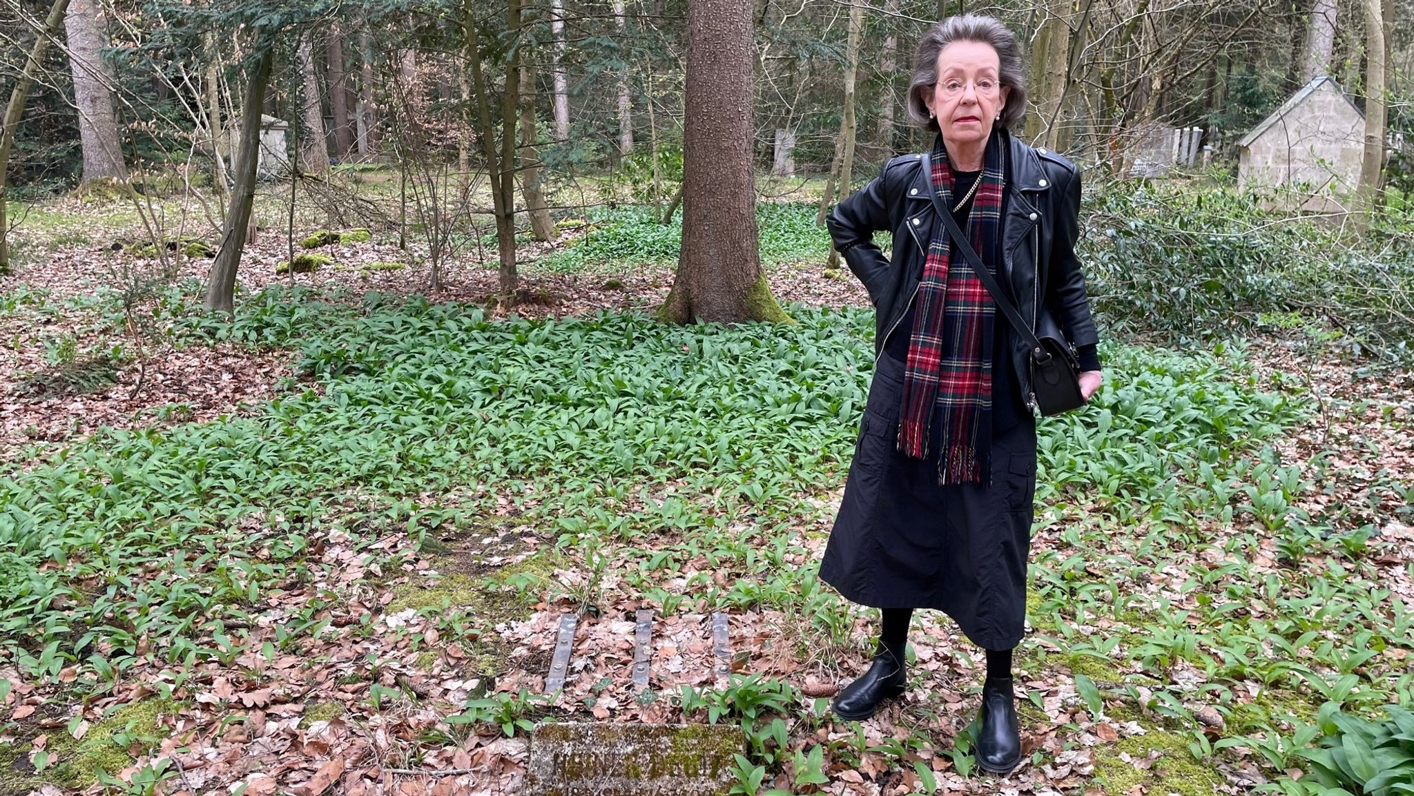 Cornelia Schwartz steht auf dem Münchner Waldfriedhof an der Stelle, wo das bronzene Grabmal stand.