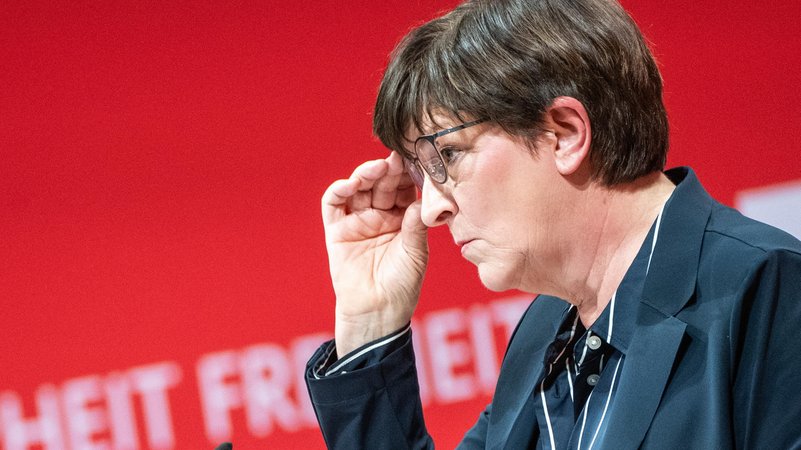 Archivbild: Die SPD-Parteivorsitzende Saskia Esken bei einer Rede im Jahr 2024 | Bild: picture alliance / Chris Emil Janßen | Chris Emil Janssen Archivbild: Die SPD-Parteivorsitzende Saskia Esken bei einer Rede im Jahr 2024