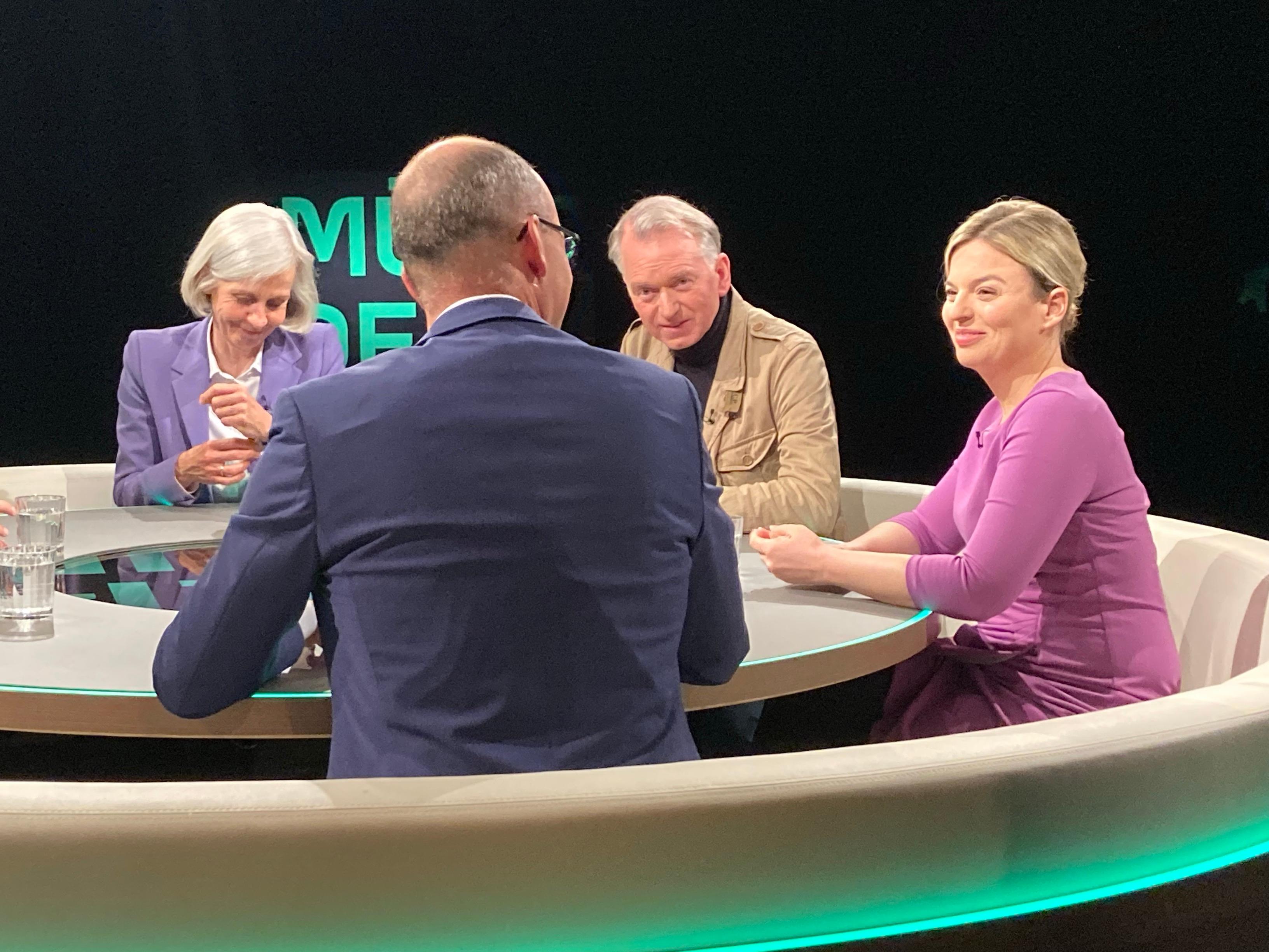 Zwischen Hass und Meinungsfreiheit: Wie gehen wir miteinander um? Dazu die Münchner Runde mit Georg Eisenreich (CSU), Katharina Schulze (Grüne), Politikwissenschaftlerin Ursula Münch, Kabarettist Christian Springer und Autor Jan Fleischhauer. 